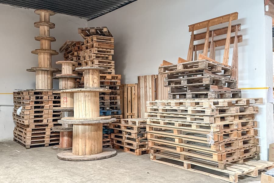 Posten Paletten und Kabelrollen